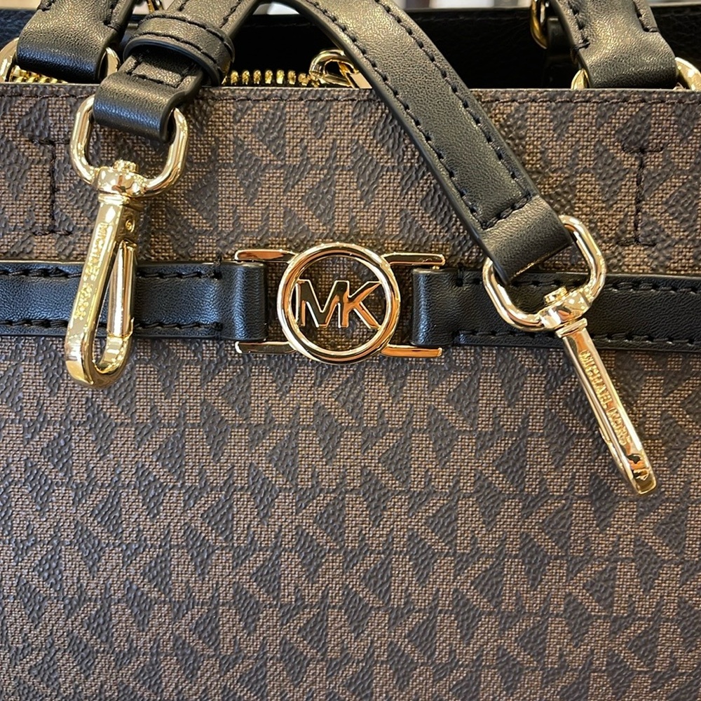 Michael Kors Reed Small Belted Logo Satchel Crossbody Center Zip Bag Purse
NWT - Picture 13 of 16